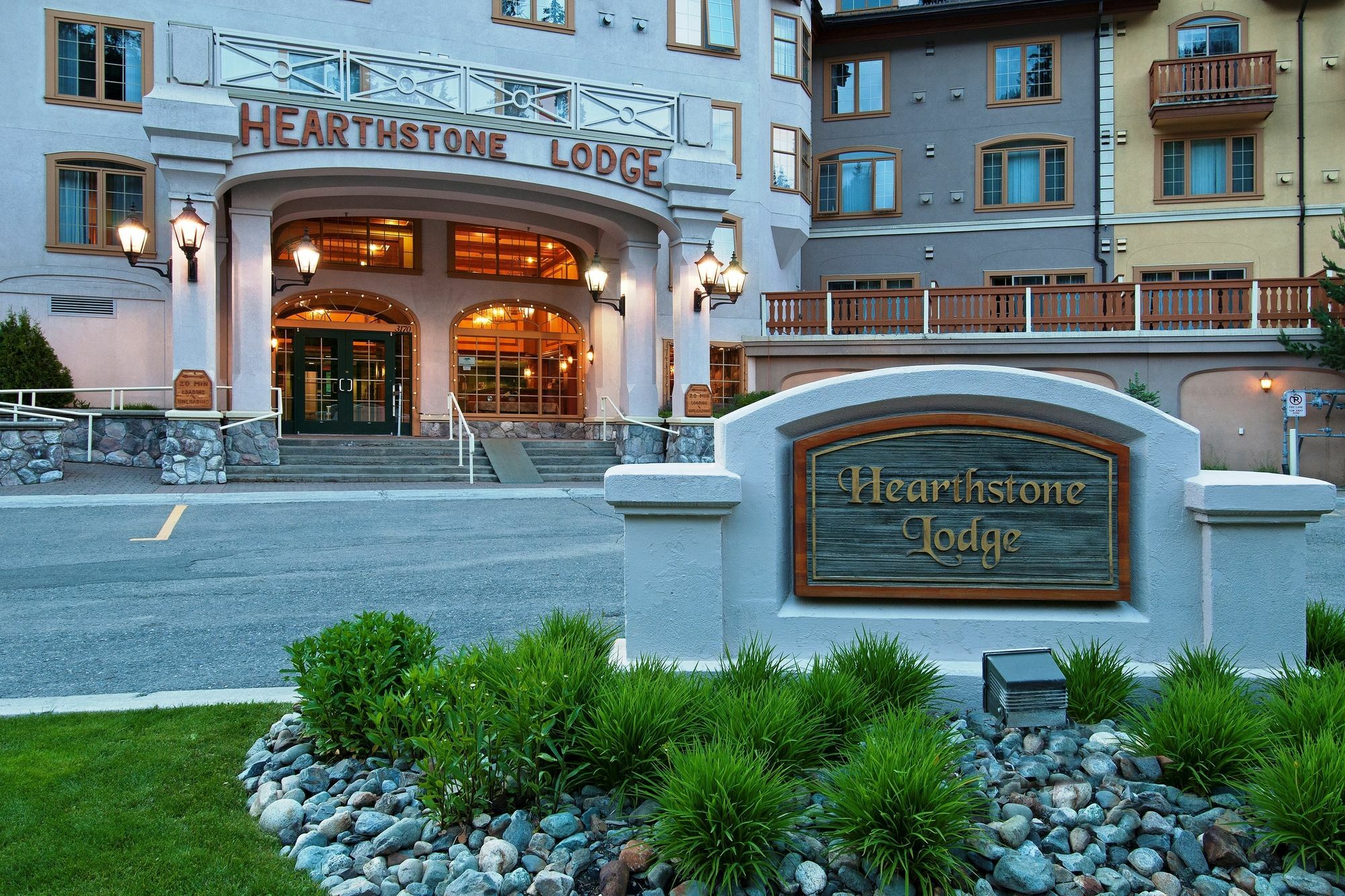 Hearthstone Lodge Sun Peaks Exterior photo