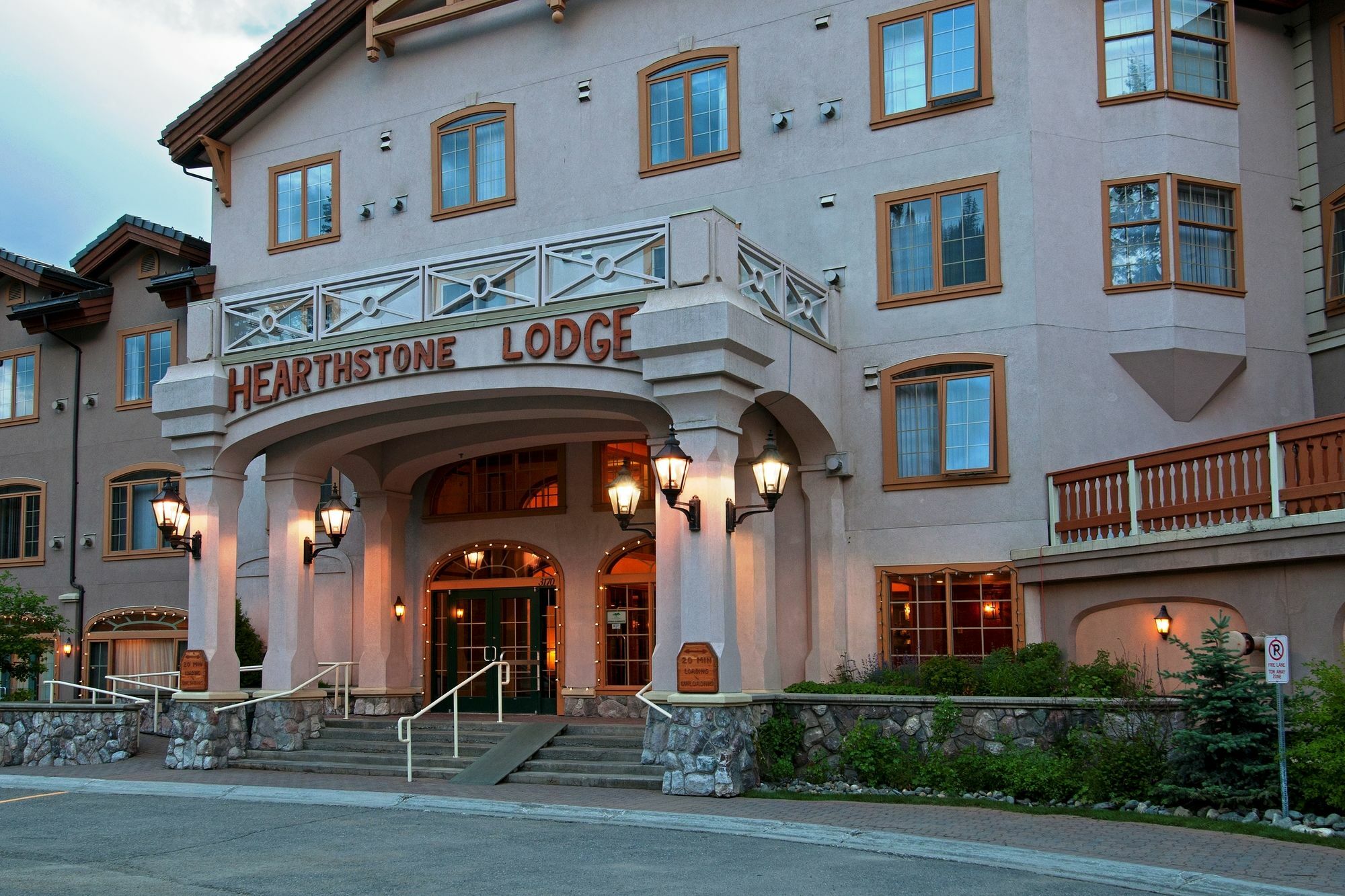 Hearthstone Lodge Sun Peaks Exterior photo